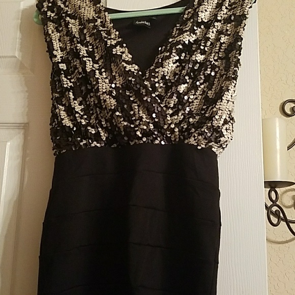 Dress - Picture 3 of 4